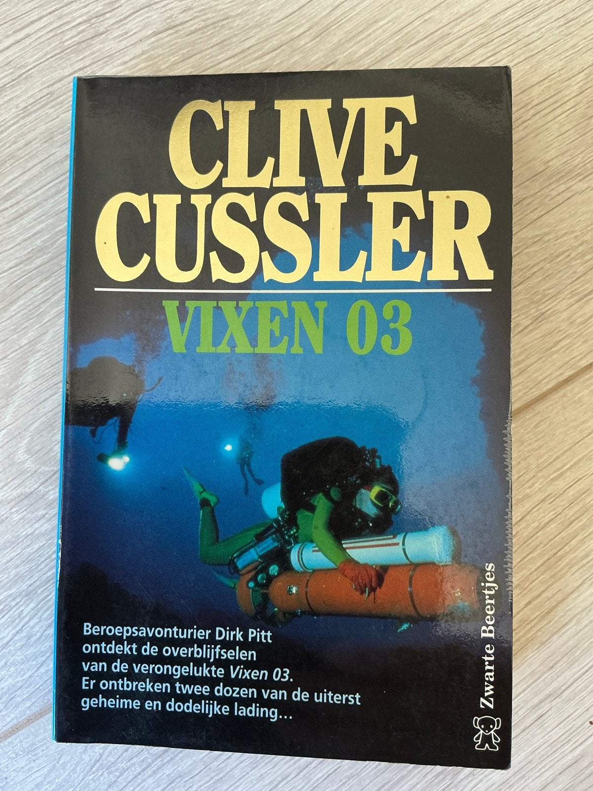 Clive Cussler - Vixen 03 (Zwarte Beertjes), Boeken, Ophalen of Verzenden, Gelezen