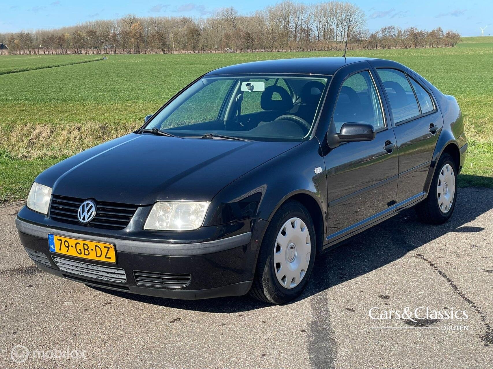 Volkswagen Bora 1.6-16V Trendline, Gebruikt, 4 cilinders, 1137 kg, Zwart
