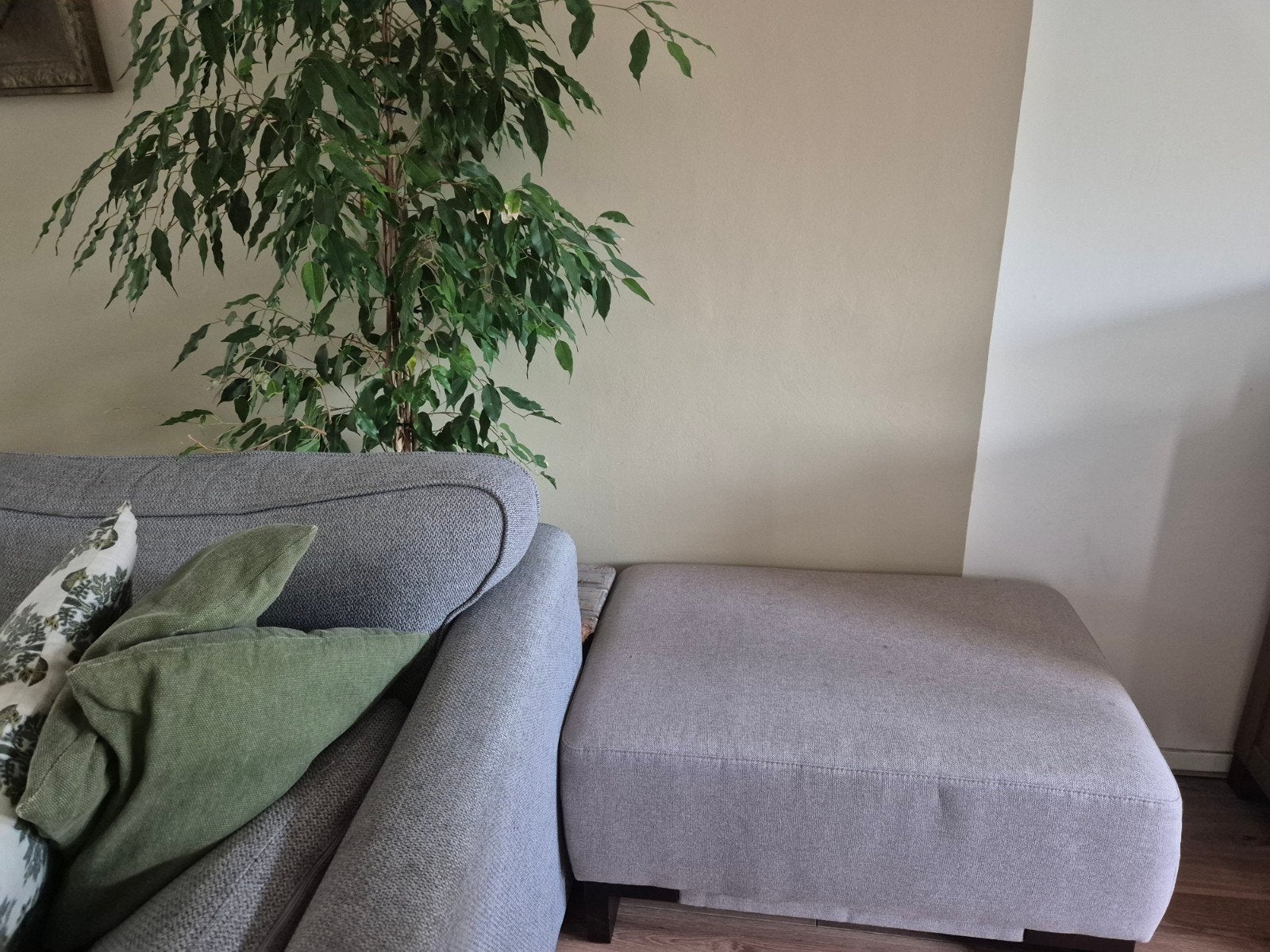 Grijze poef  met zwarte pootjes gratis, Ophalen, Gebruikt, 50 tot 75 cm, Stof