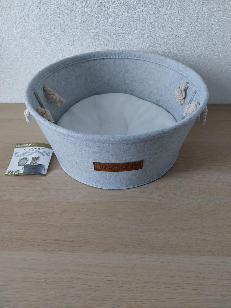 Nieuw! Rond Grijs Vilten Kattenmandje., Ophalen of Verzenden, Nieuw, Vilt
