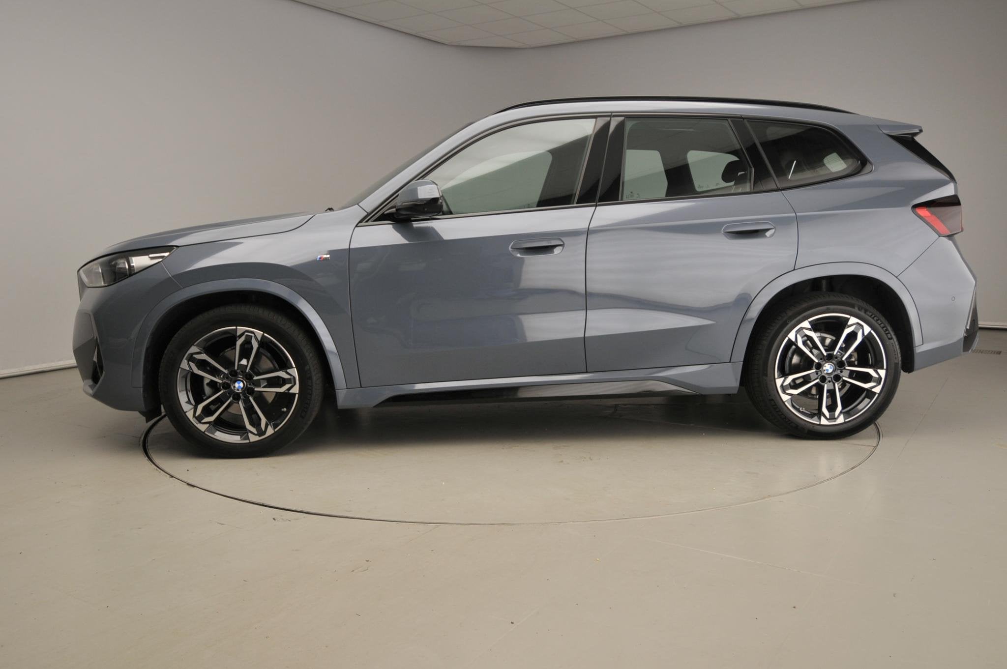 BMW X1 sDrive18i | M-Sportpakket | LED | Leder | HUD | Panor, 12 maanden, Gebruikt, Euro 6, 3 cilinders