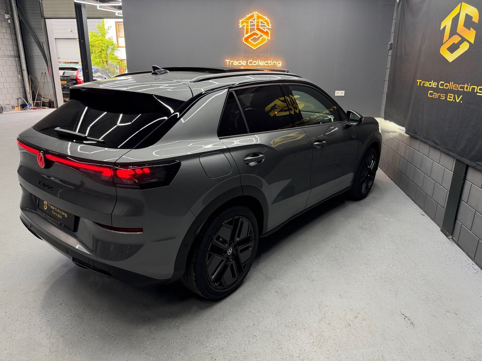 Foto 5 van Volkswagen T-ROC 1.5 eTsi R-Line First Edition Pano-IQ-KEYLE