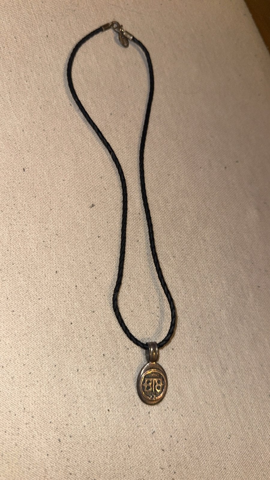 Buddha to buddha ketting met zilverkleurige hanger, Gebruikt, Zwart, Ophalen of Verzenden, Overige materialen