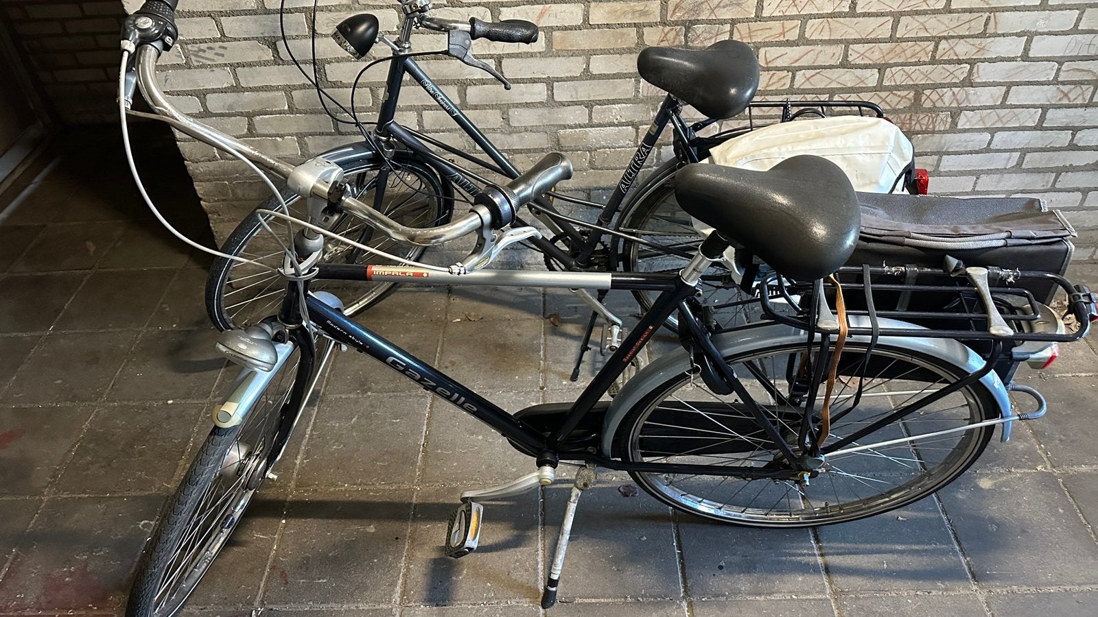 Twee fietsen, Ophalen, Zo goed als nieuw, Gazelle