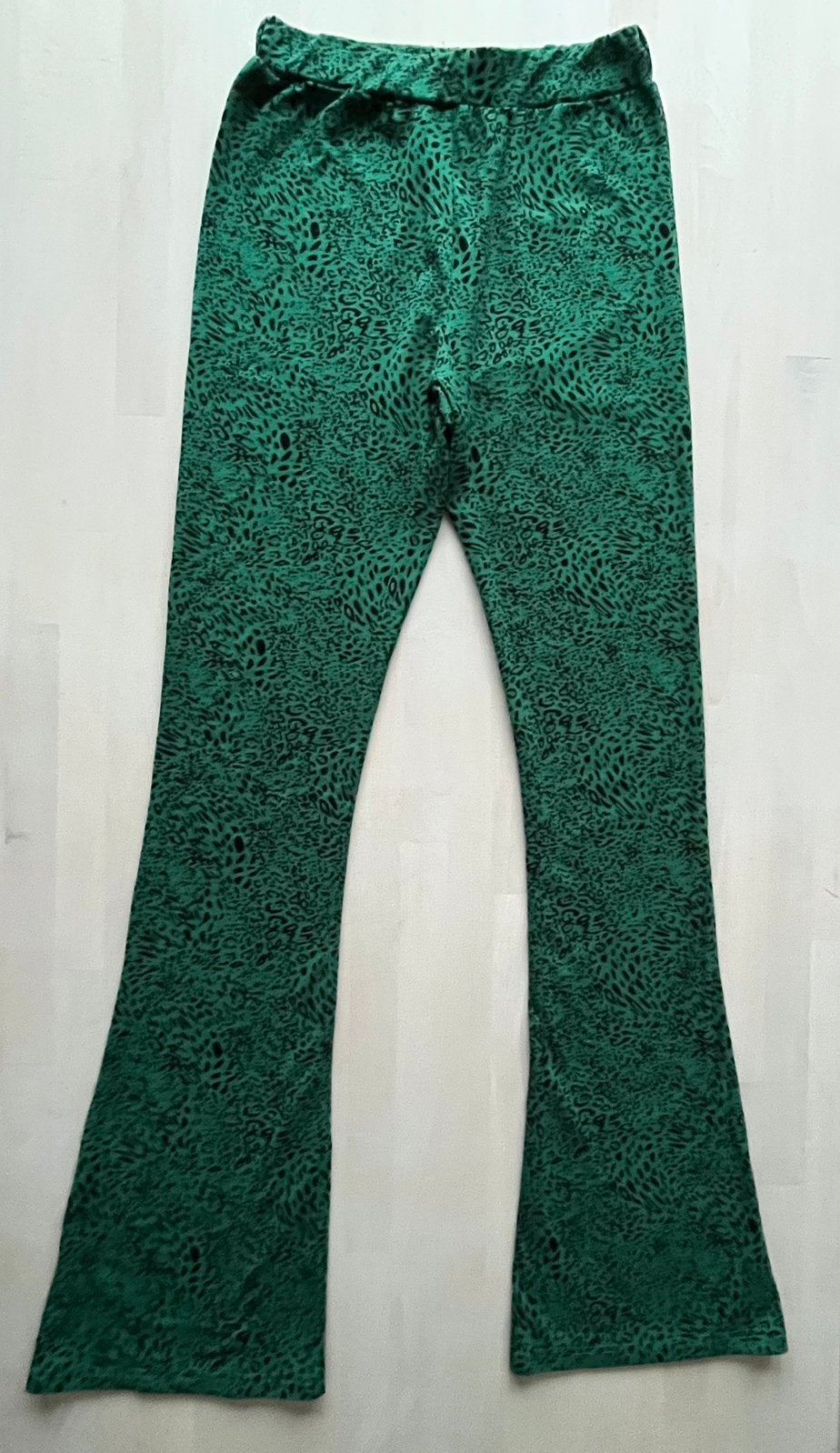 ColourfulRebel groen/zwart panterprint wijduitlopende pijp S, Kleding | Dames, Ophalen of Verzenden, Zo goed als nieuw, Maat 36 (S)