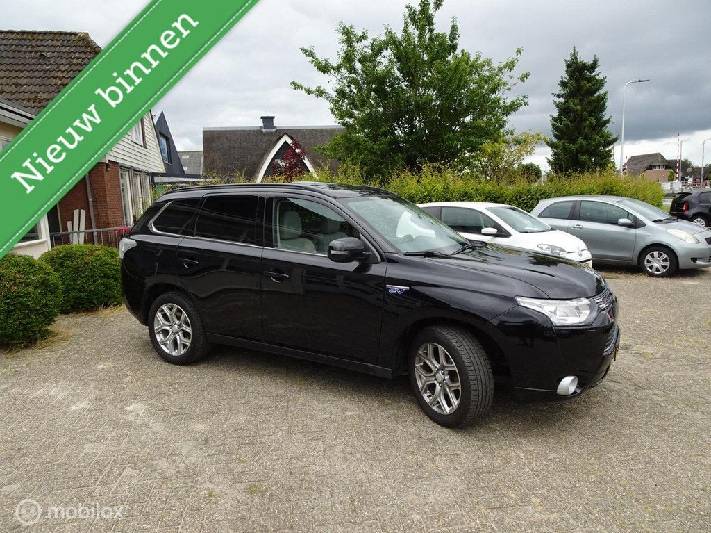 Mitsubishi Outlander 2.0 PHEV Instyle (CLIMA/TREKHAAK/NAP), Auto's, Mitsubishi, Beige, 4 cilinders, Zwart, Bedrijf