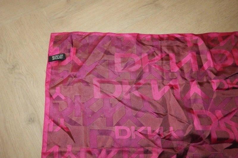 DKNY shawl zijde paars roze tinten merk in de stof., Kleding | Dames, Mutsen, Sjaals en Handschoenen, Verzenden, DKNY, Zo goed als nieuw