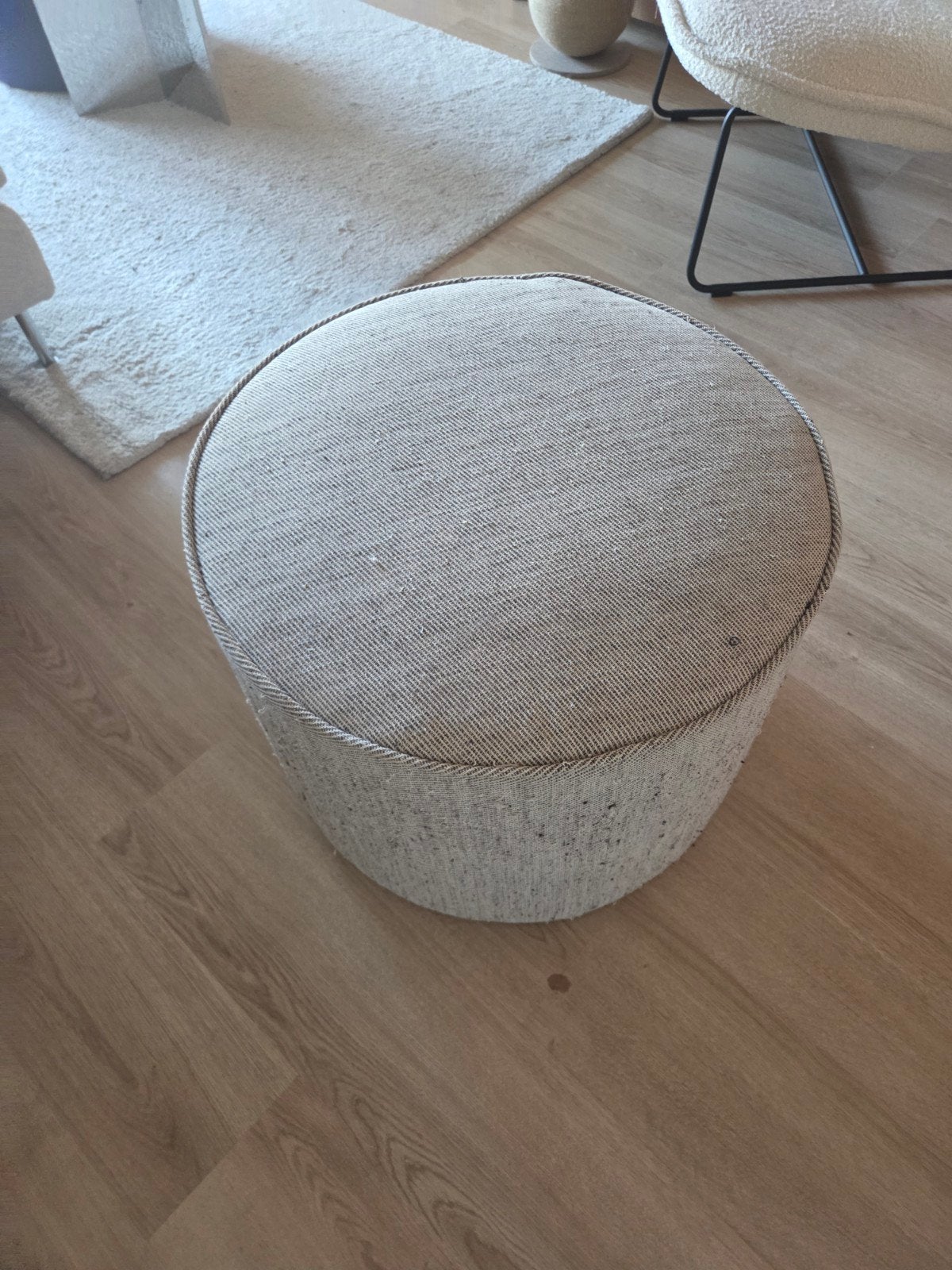 Gratis - Grijze poef, Huis en Inrichting, Woonaccessoires | Schalen en Manden, Ophalen, Gebruikt, Textiel, Overige typen