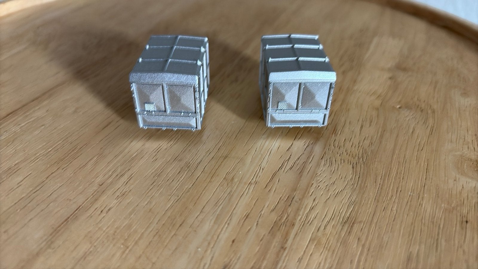 2 CONTAINERS VON HAUS ZU HAUS. HO 1:87, Ophalen of Verzenden, Zo goed als nieuw