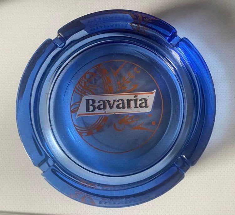Ronde asbak-blauw glas- Bavaria met logo. Drsn.14 cm H.4 cm, Ophalen of Verzenden, Zo goed als nieuw, Asbak