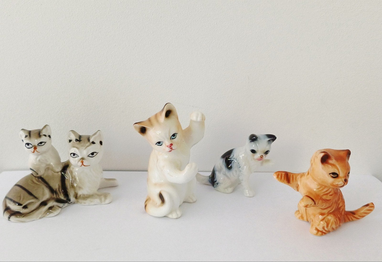 Set van 4 vintage poezenbeeldjes - porselein, Ophalen of Verzenden, Zo goed als nieuw, Hond of Kat, Beeldje of Figuurtje
