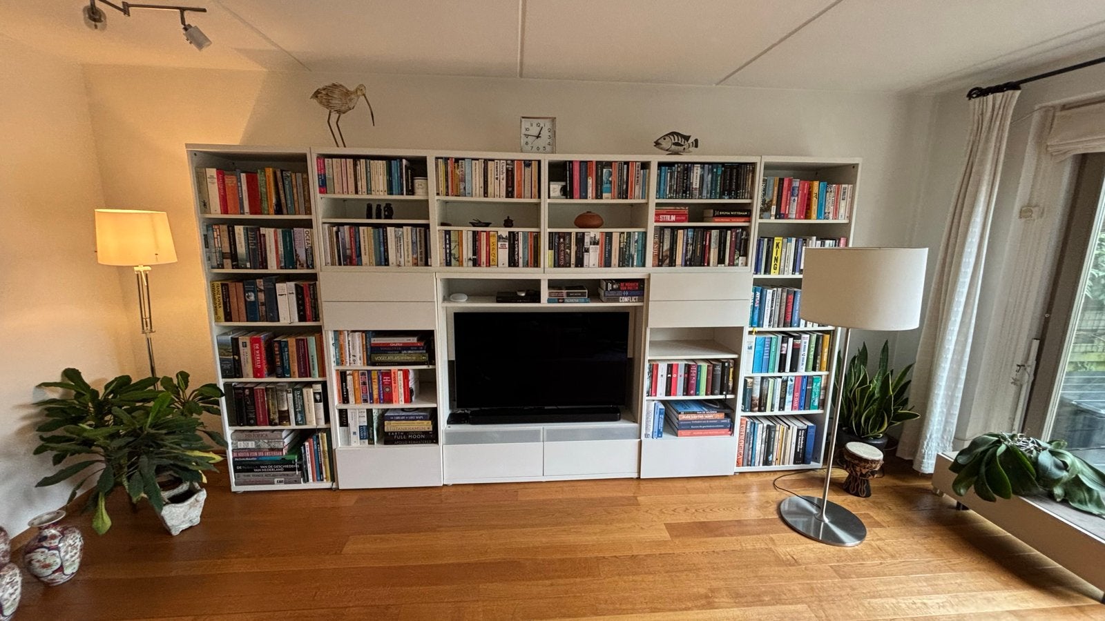 Grote witte boekenkast met tv-meubel en opbergruimte, Ophalen, Gebruikt, 200 cm of meer, Ikea Bestå