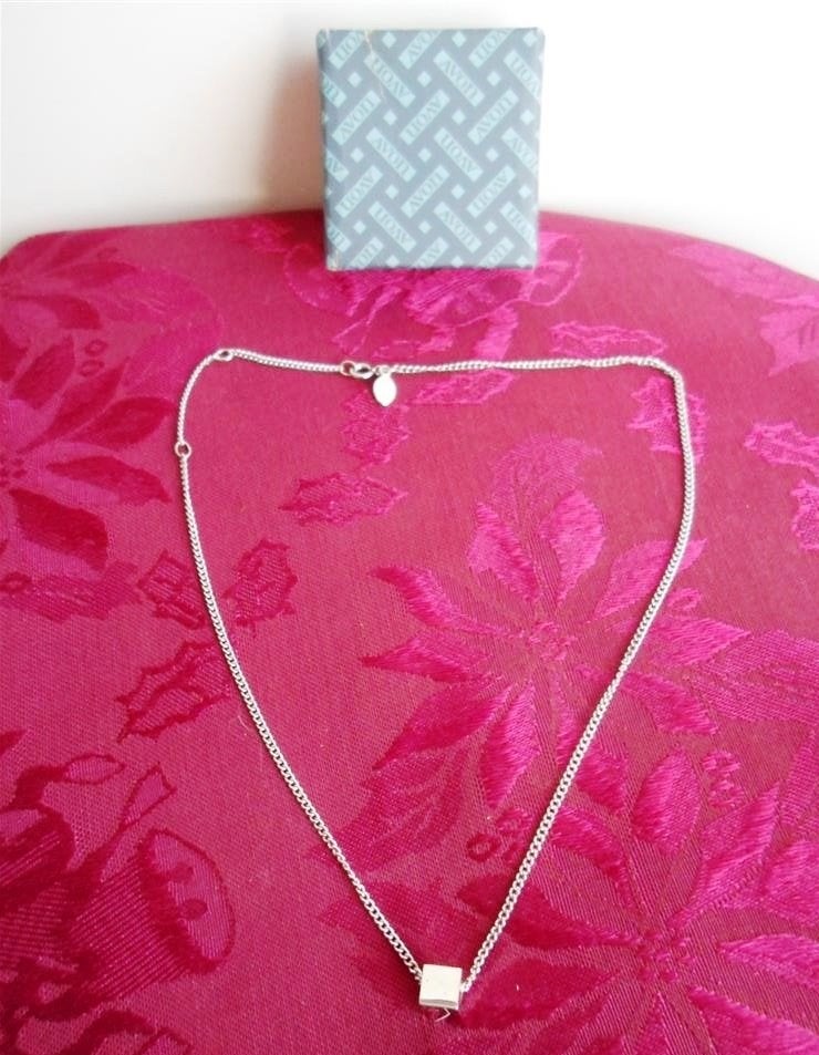AVON ketting met hanger. Kubus. In orig. doos. Jaren '70, Sieraden, Tassen en Uiterlijk, Kettingen, Nieuw, Ophalen of Verzenden