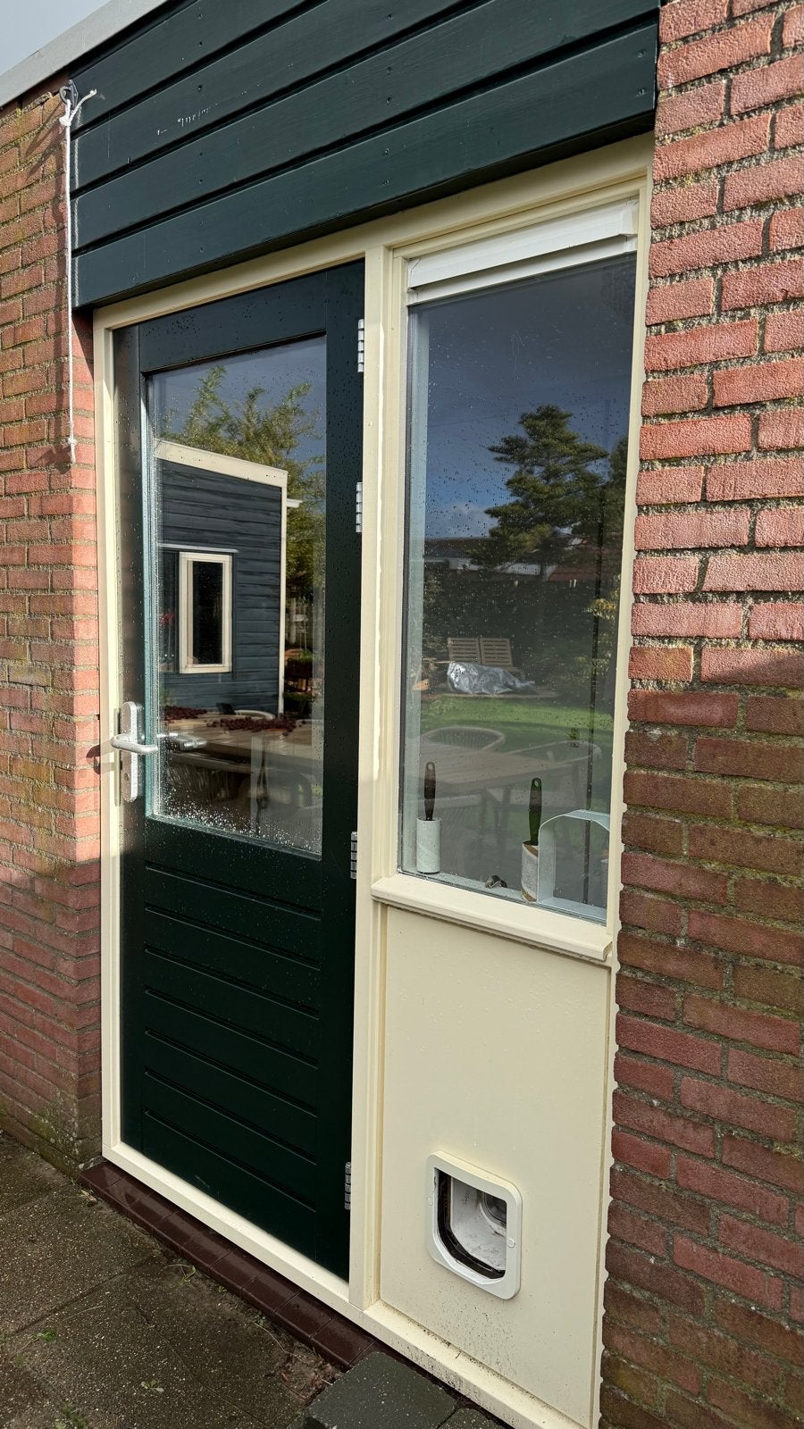 Buitendeur met zijpaneel en kattenluik, Gebruikt, Buitendeur, 200 tot 215 cm, Hout