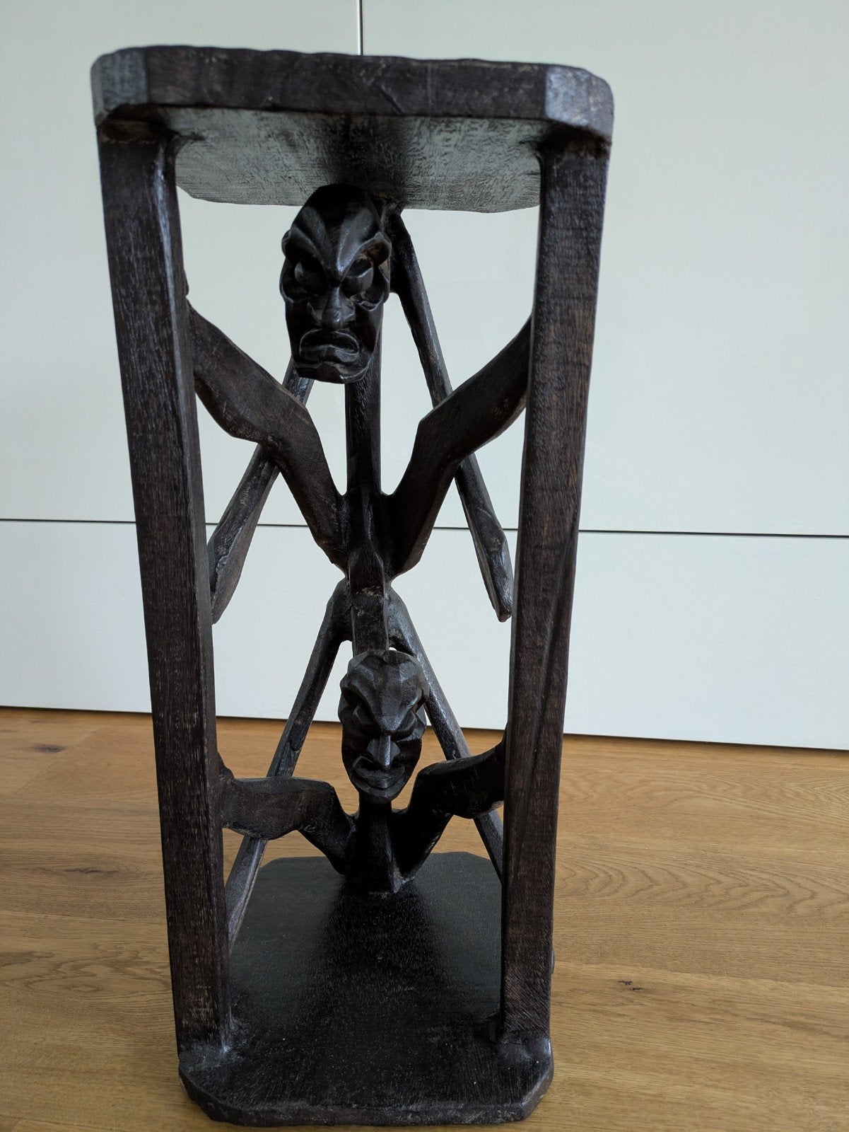Unieke houten bijzettafel met handgesneden figuren, 45 tot 60 cm, Minder dan 55 cm, Gebruikt, Ophalen of Verzenden