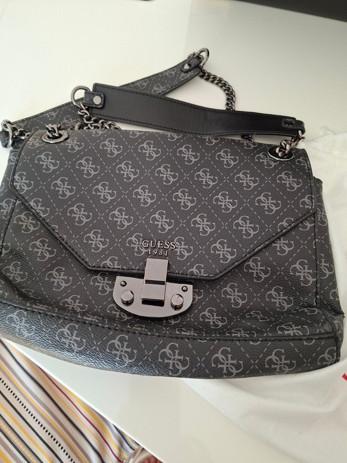 Guess Schoudertas Zwart met Logo Patroon, Ophalen of Verzenden, Gebruikt, Zwart, Overige merken