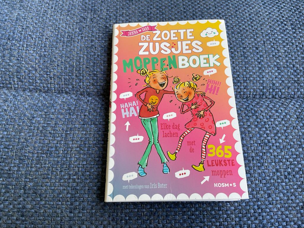 De Zoete Zusjes Moppenboek - 365 Leuke Moppen, Boeken, Ophalen of Verzenden, Zo goed als nieuw, Fictie