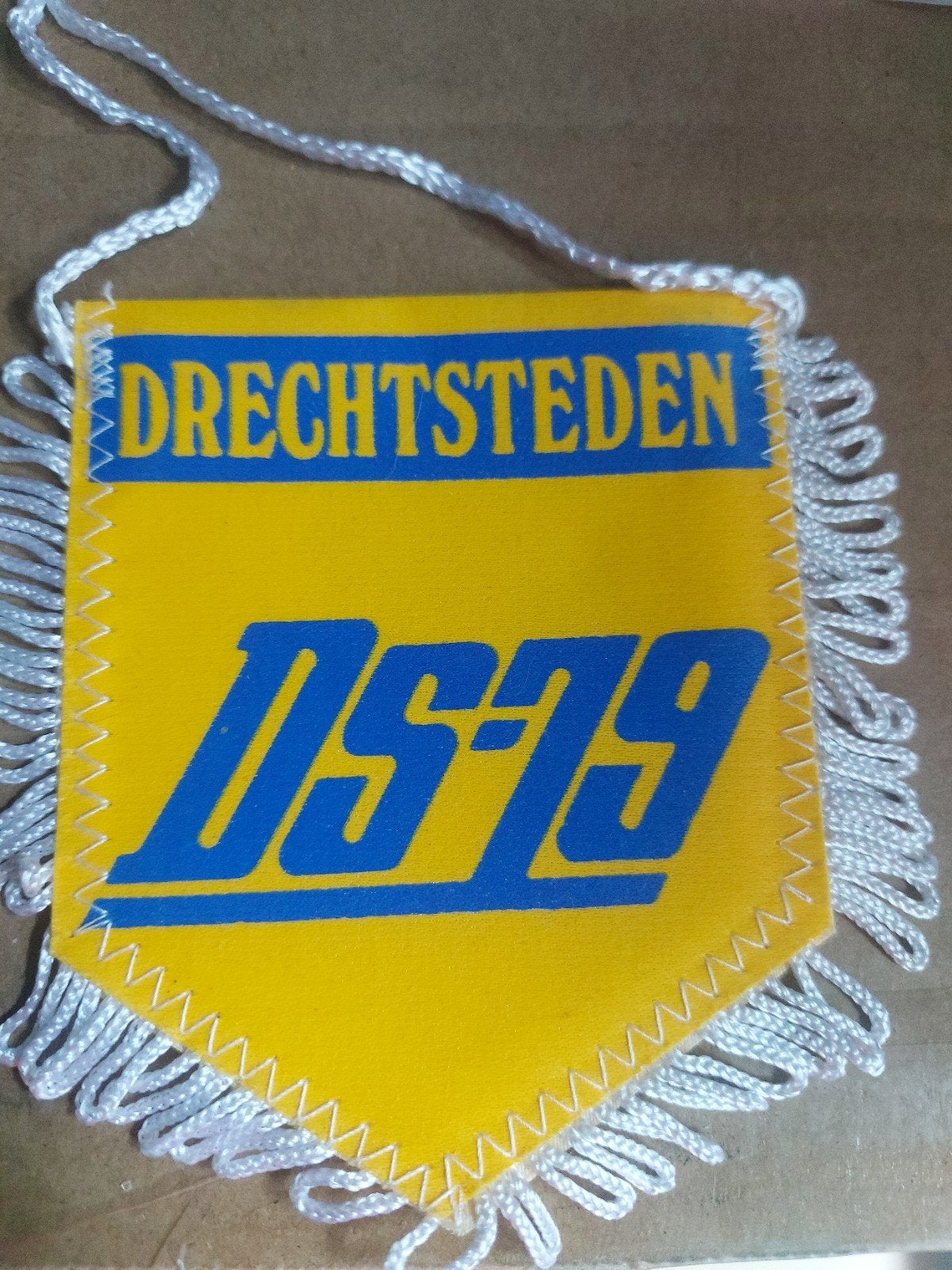 Voetbalclub vaantje - FC Dordrecht / DS'79 Drechtsteden, Verzamelen, Sportartikelen en Voetbal, Ophalen of Verzenden, Nieuw, Overige binnenlandse clubs
