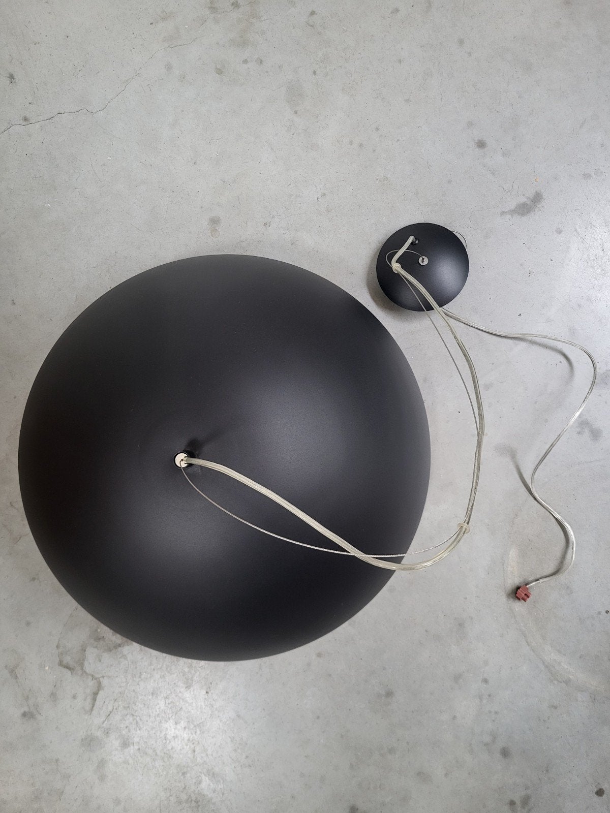 Moderne Zwarte Hanglamp met Koperen Binnenkant - 52 cm, Huis en Inrichting, Ophalen, E27 (groot), Zo goed als nieuw, Metaal