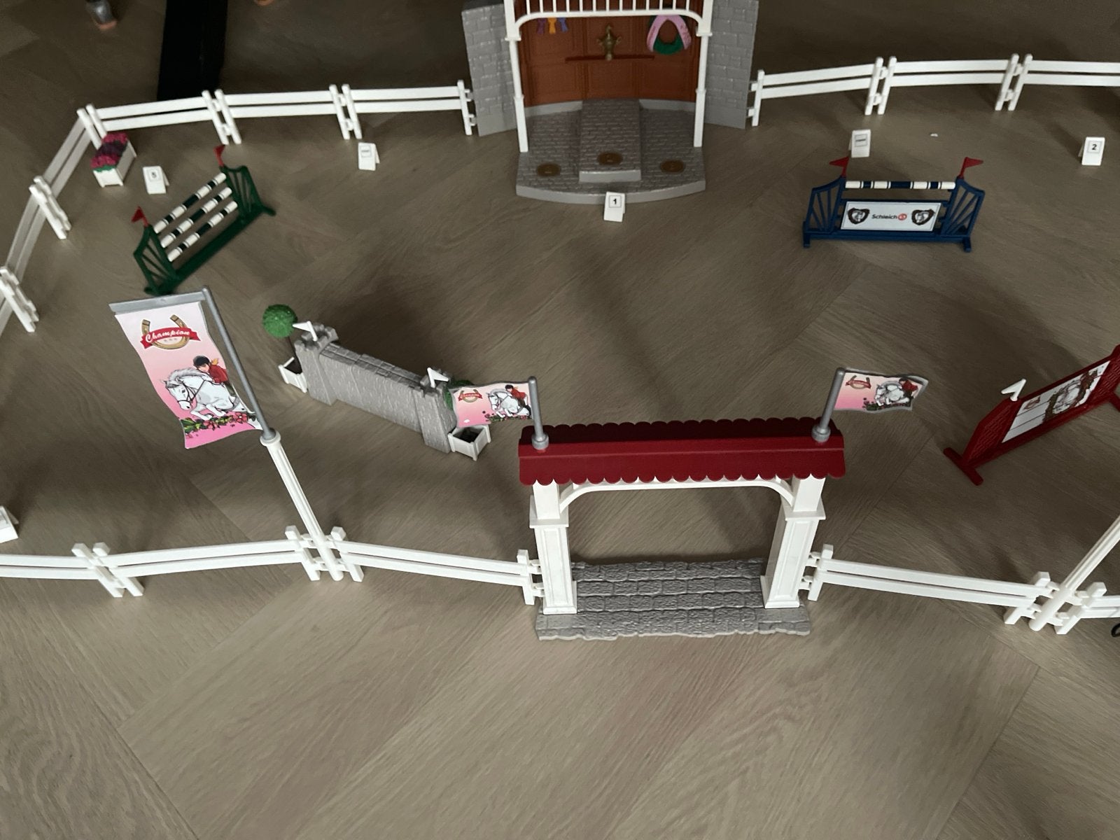 Schleich paardenmanege met hindernissen en accessoires, Ophalen, Zo goed als nieuw