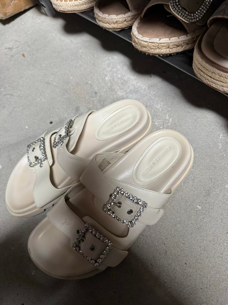 Charles & Keith sandalen met gespen en strass, Beige, Zo goed als nieuw, Sandalen of Muiltjes, Ophalen of Verzenden