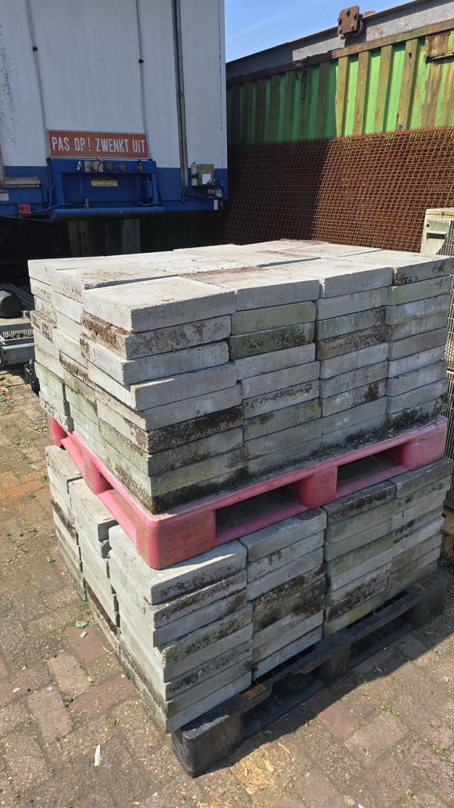 3 pallets stoeptegels/stenen voor o.a. zonnepanelen, Ophalen, Overige materialen, Gebruikt, Overige typen