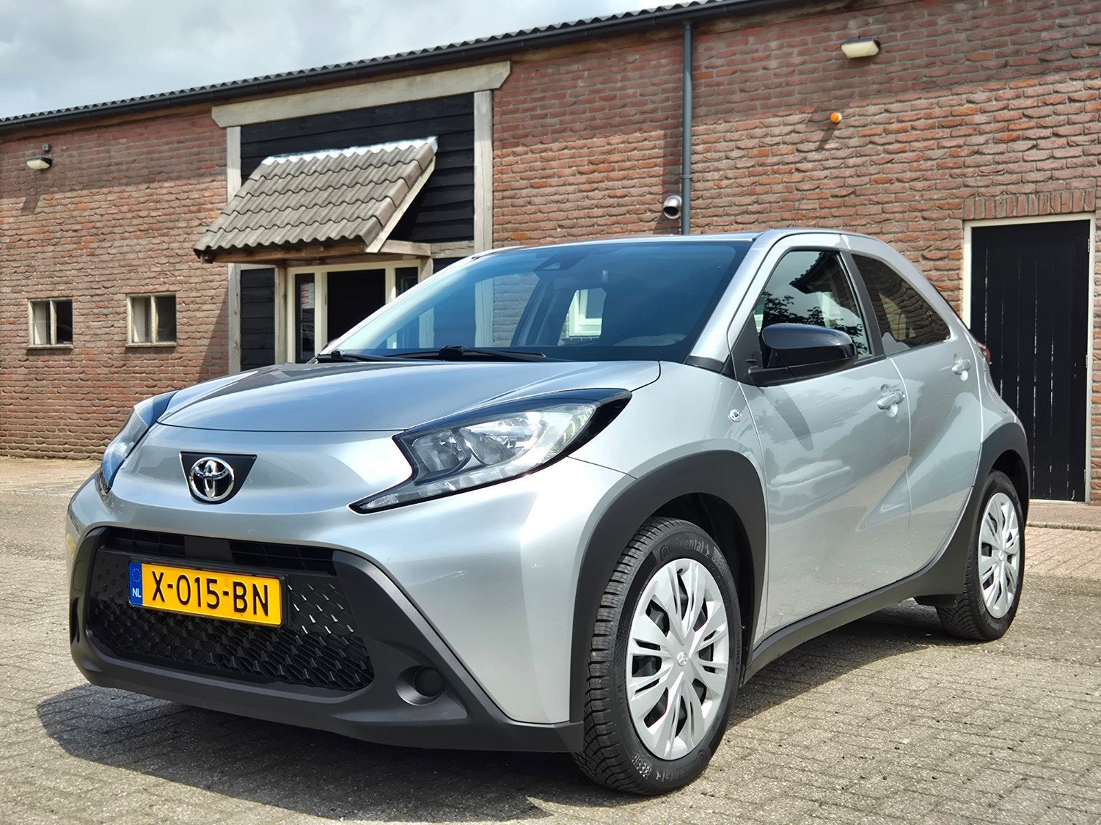 Toyota Aygo X 1.0 Vvt-i MT 72pk 2023 I Camera I Carplay I Cr, Stof, 920 kg, Met garantie (alle), 4 stoelen
