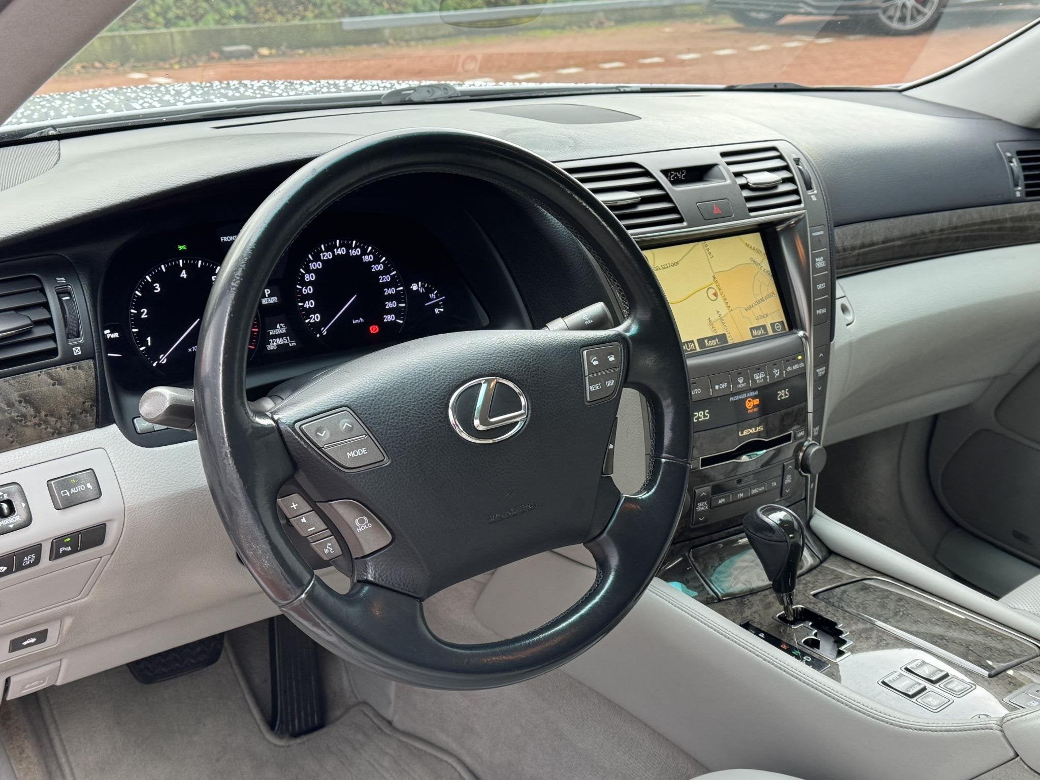 Lexus LS 600h V8 NIEUWE HYBRIDE ACCU twv 4.200 EURO, Auto's, Automaat, 8 cilinders, 2245 kg, Wit