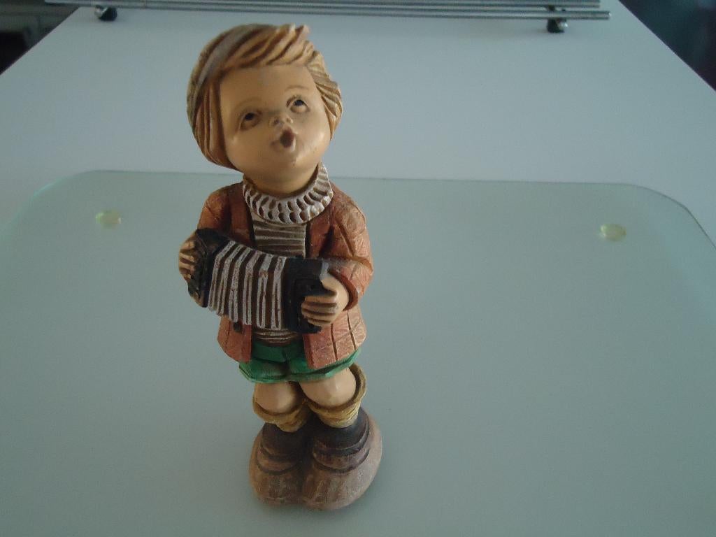 beeldje jongetje met pet op , met harmonica ? 15 cm, Verzamelen, Beelden en Beeldjes, Ophalen of Verzenden, Zo goed als nieuw