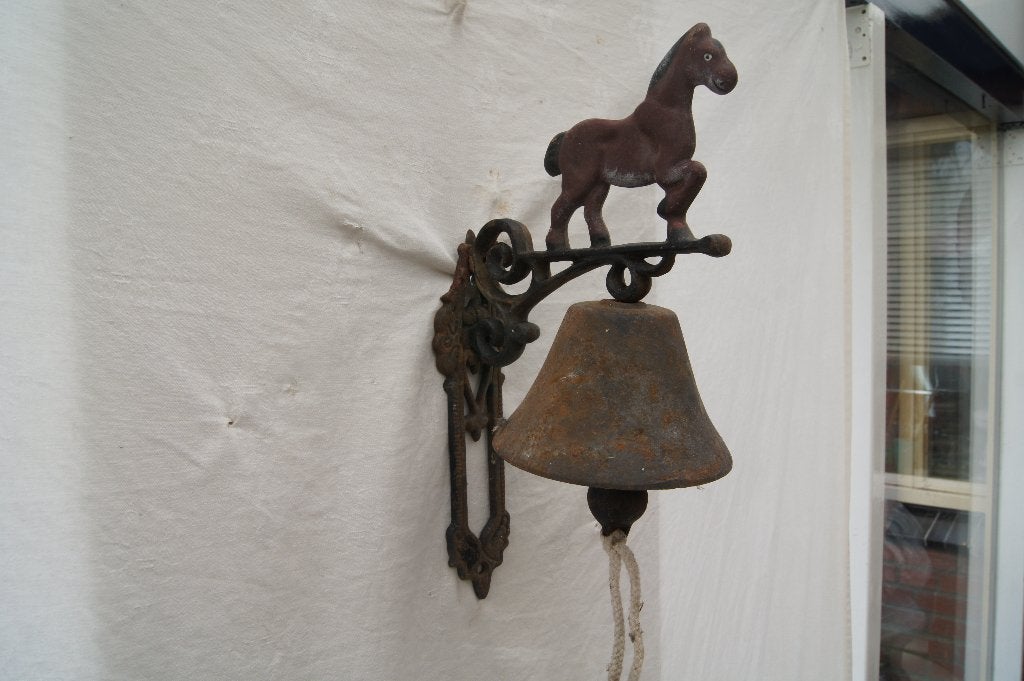 Antieke gietijzeren deurbel met paard - Rustiek, Tuin en Terras, Tuinwanddecoratie, Ophalen, Gebruikt