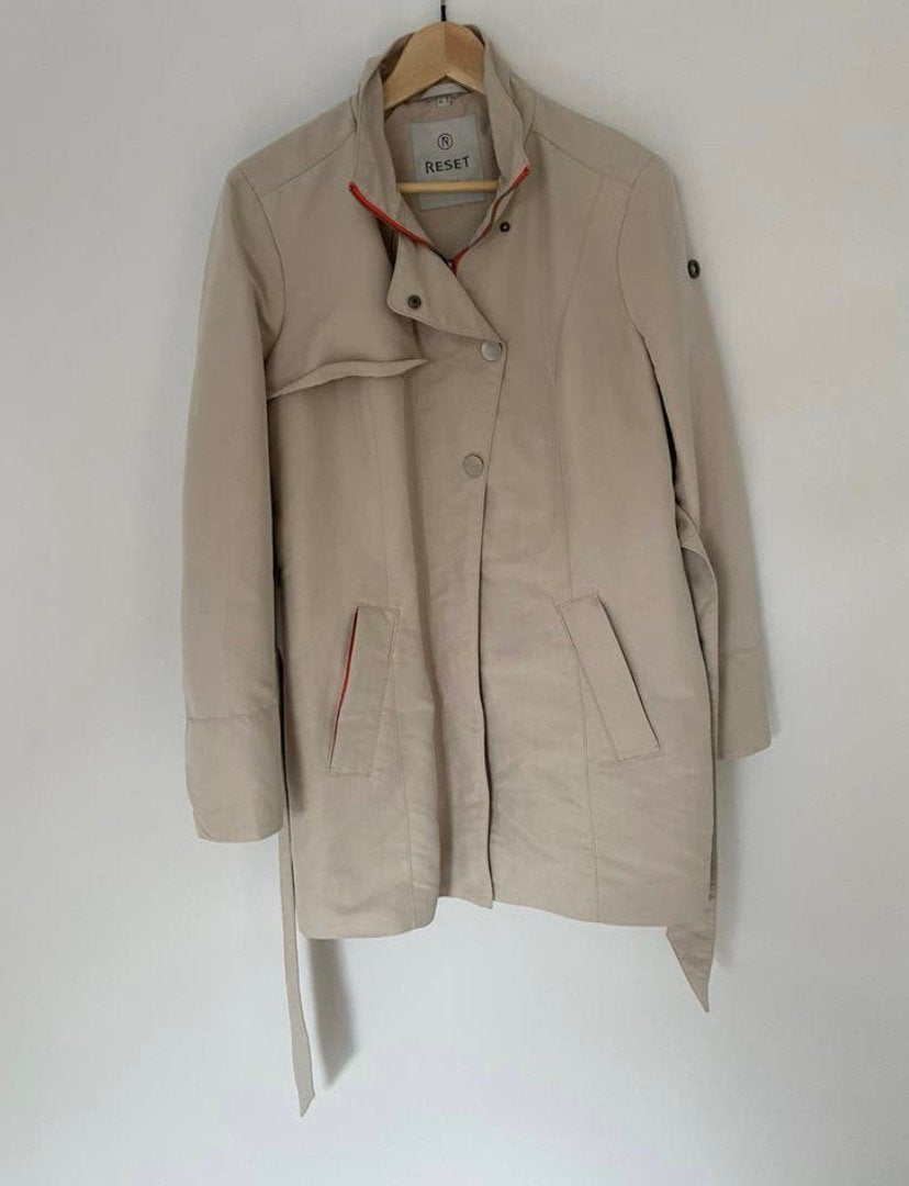 Lange beige jas, tussendoor jas, zomerjas, Kleding | Dames, Jassen | Zomer, Verzenden, Beige, Maat 42/44 (L), Zo goed als nieuw