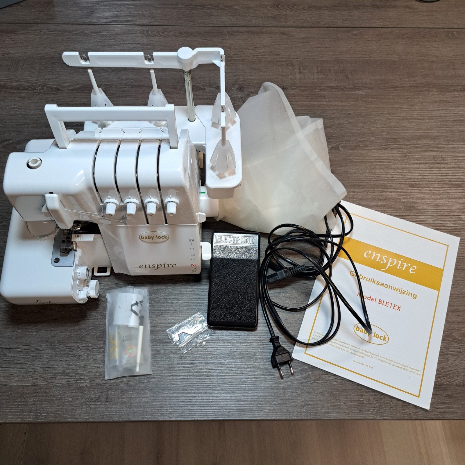 Baby Lock Enspire lockmachine / overlockmachine compleet, Hobby en Vrije tijd, Ophalen, Zo goed als nieuw, Lockmachine, Overige merken