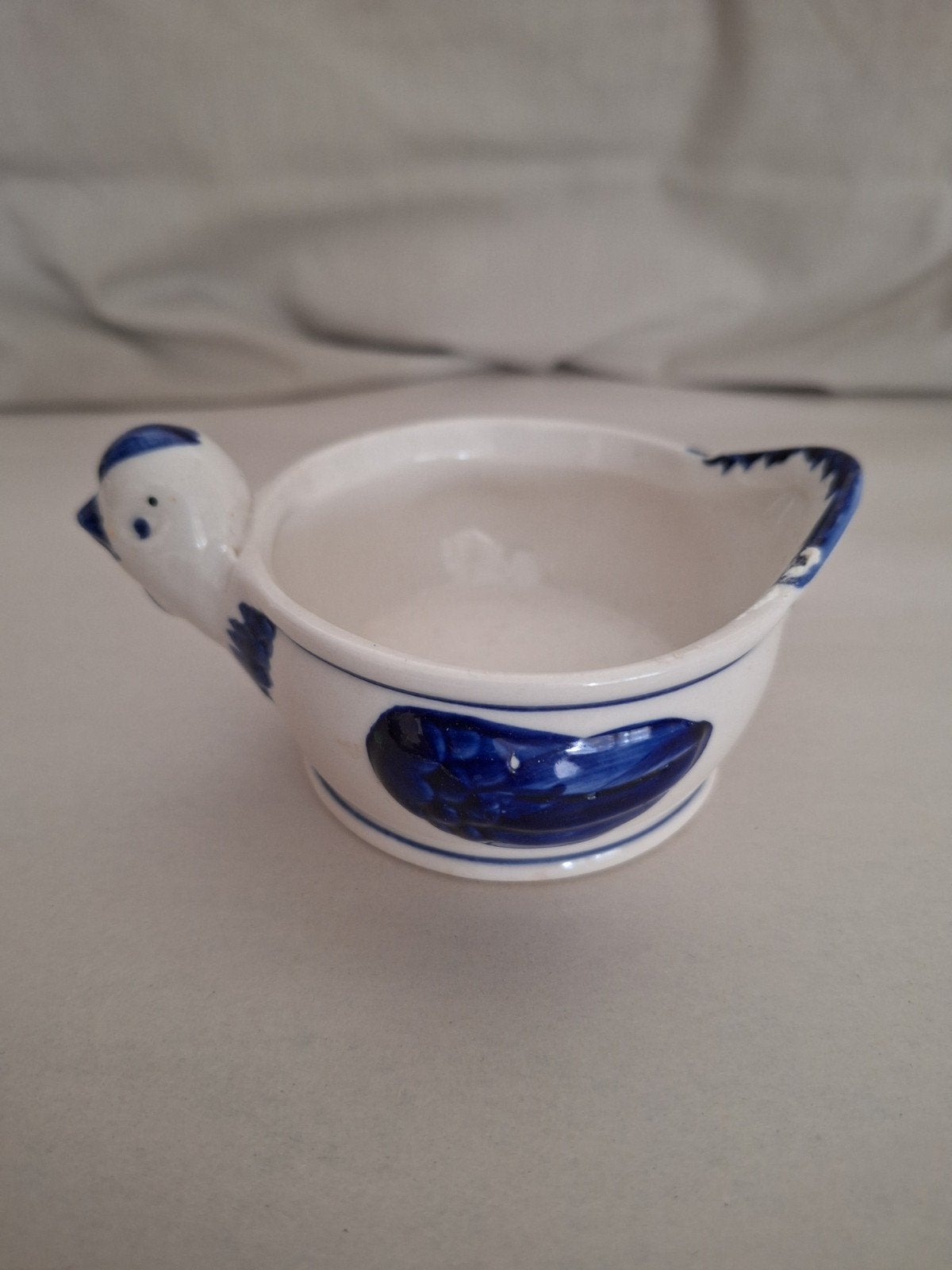 Handgeschilderde porseleinen kip schaal, Delfts blauw stijl, Antiek en Kunst, Ophalen of Verzenden