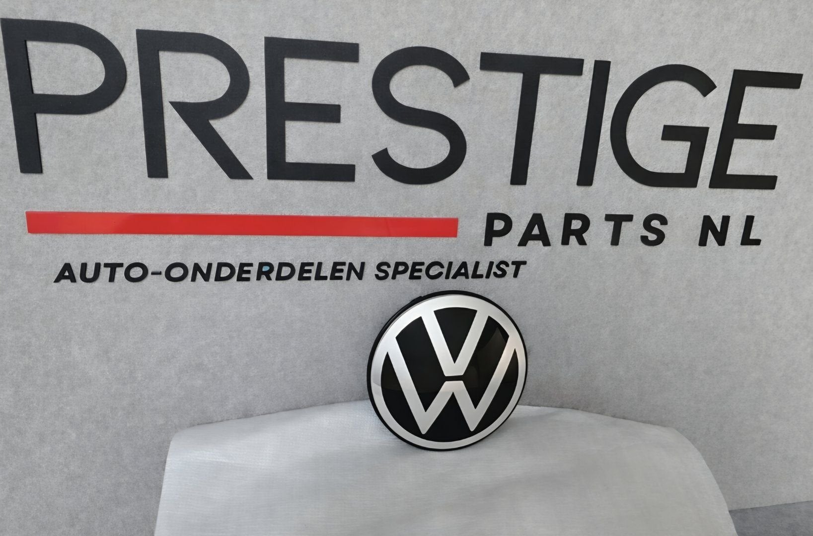 VW Polo 2G Facelift ACC Logo Grille Embleem 5H0853601H Orgin, Auto-onderdelen, Carrosserie en Plaatwerk, Bumper, Volkswagen, Voor