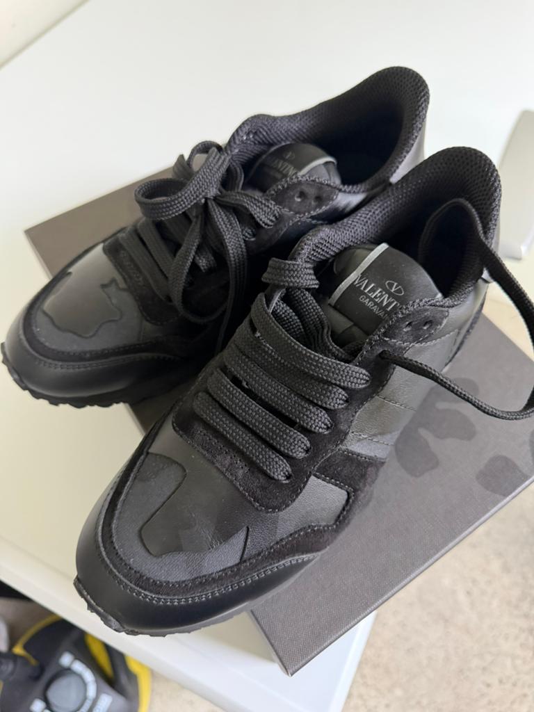 Valentino Garavani Rockrunner Sneakers Zwart - Zo goed als n, Ophalen of Verzenden, Zo goed als nieuw, Zwart, Sneakers of Gympen