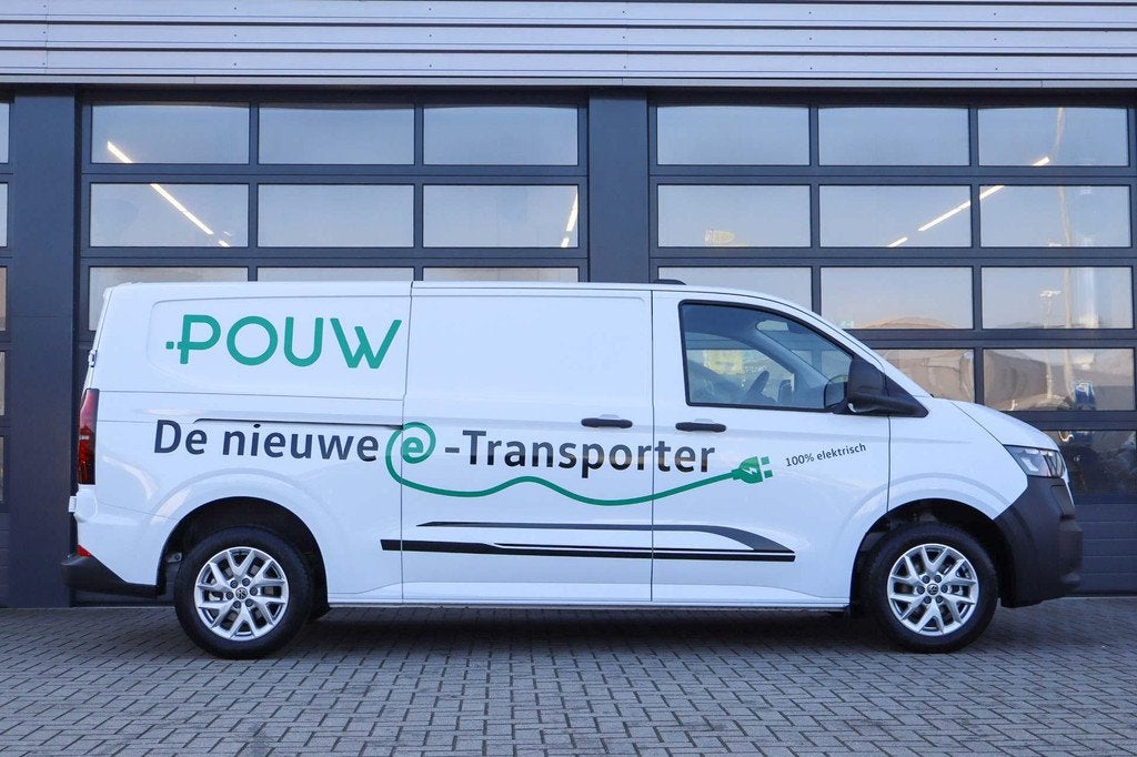 Volkswagen e-Transporter 34 136pk L2H1 Life 64 kWh | Trekhaa, Automaat, 12 maanden, 326 km, Zwart