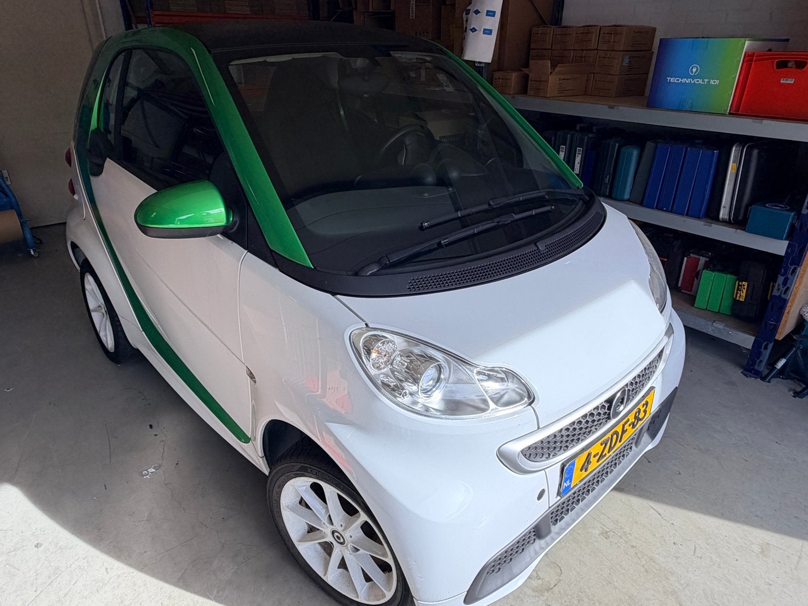 Smart ForTwo Electric Drive Coupe 2014 Wit, accu defect, Auto's, Automaat, Origineel Nederlands, Elektrisch, Grijs