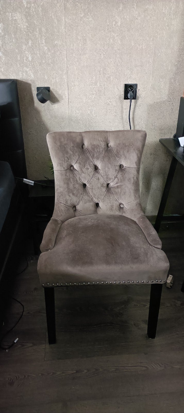 2 Stijlvolle taup stoelen met ring en nageltrim, Huis en Inrichting, Ophalen, Hout, Gebruikt, Twee