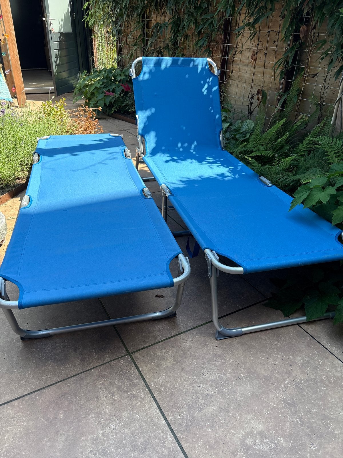 2x Blauwe Ligbedden met Zonbeschermers - 190x55x30 cm, Tuin en Terras, Ligbedden, Ophalen, Gebruikt, Metaal, Inklapbaar