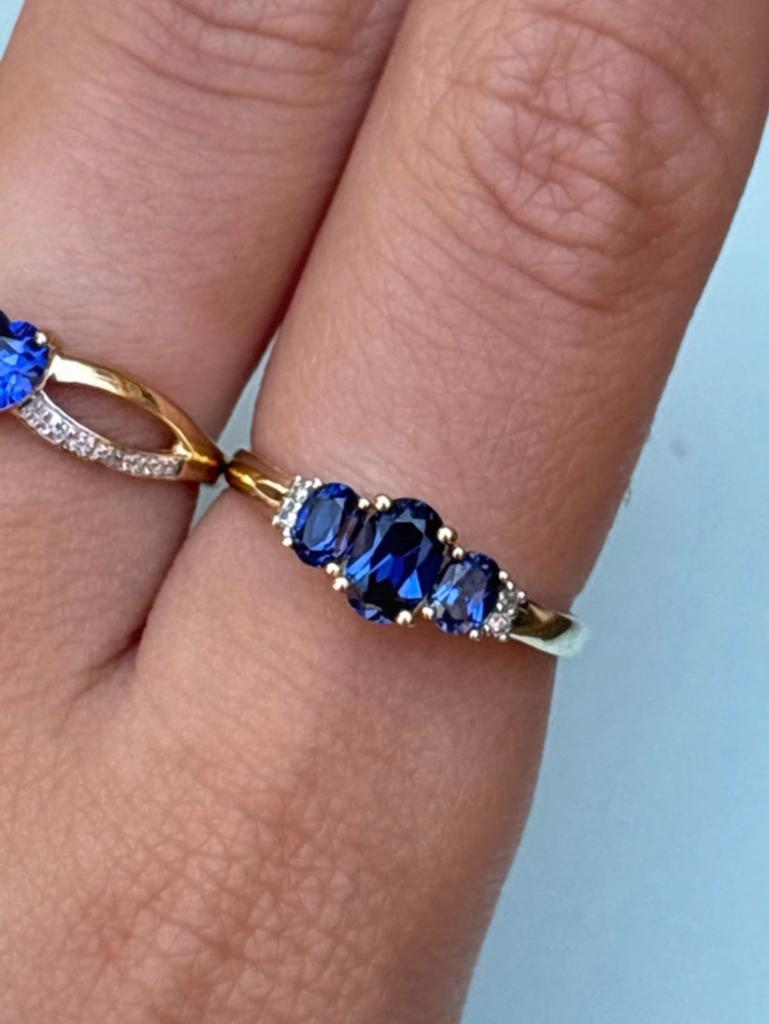 9K gouden ring met gecreëerde blauwe saffier en diamant, Ophalen of Verzenden, Zo goed als nieuw, 17 tot 18, Dame