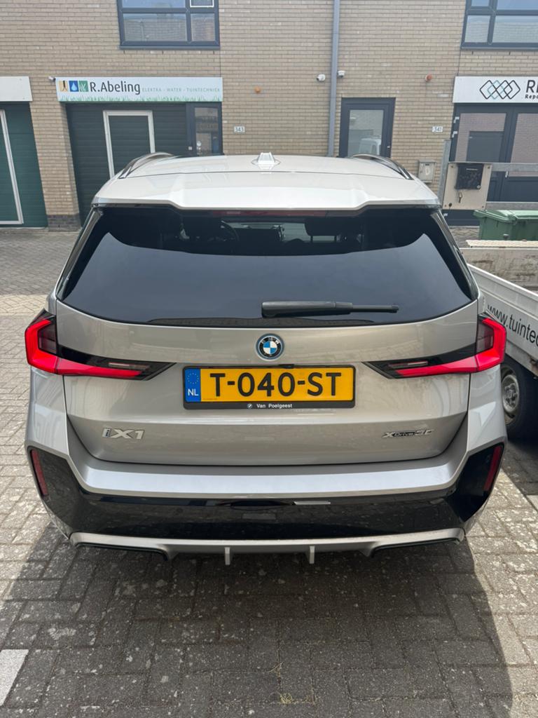 BMW iX1 xDrive30 313pk 2023 Grijs 67kWh, Auto's, BMW, Zwart, Vierwielaandrijving, Particulier, 1985 kg