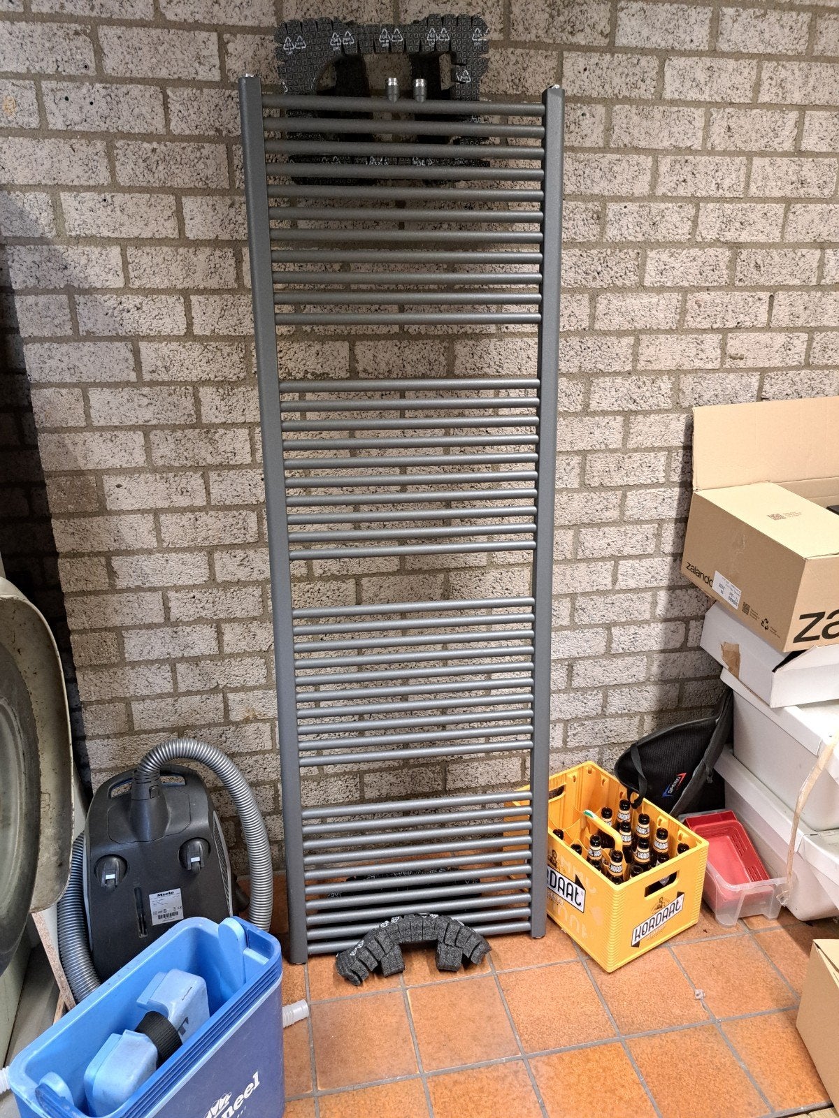 Grijze handdoekradiator met thermostaatkraan, Ophalen, 500 tot 800 watt, Radiator, Zo goed als nieuw