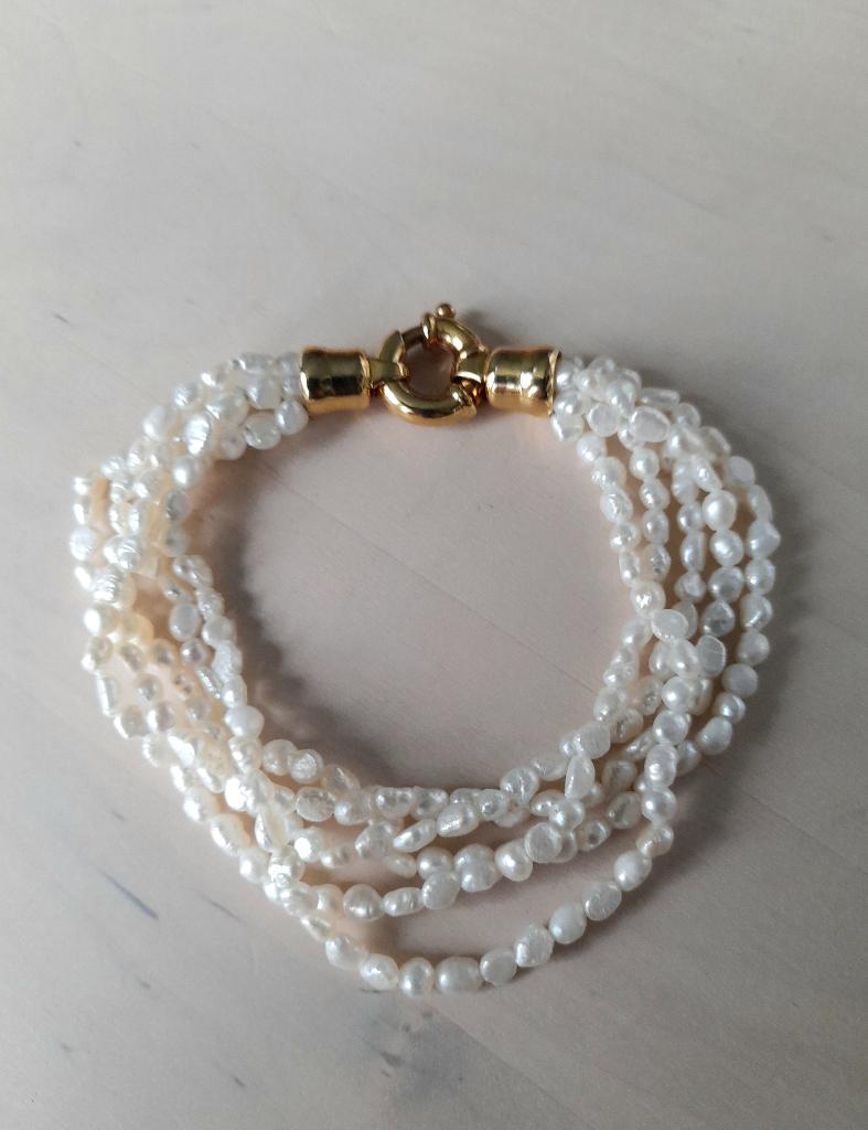 Mooie armband van zoetwaterparels en goudkleurige sluiting, Overige materialen, Overige kleuren, Ophalen of Verzenden, Zo goed als nieuw
