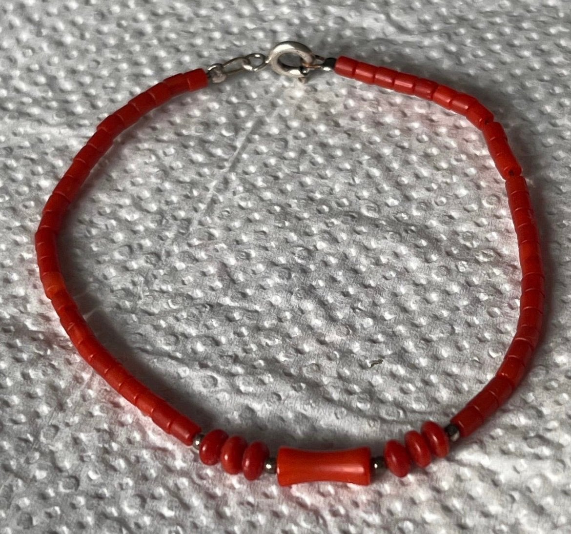 Bloedkoraal armband met zilveren slot, Sieraden, Tassen en Uiterlijk, Ophalen of Verzenden, Zilver, Armband