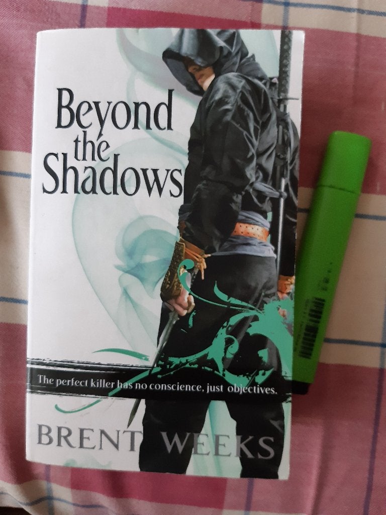 Brent weeks:beyond the shadows.pocket erg gelezen boek kreuk, Boeken, Ophalen, Gelezen, Brent weeks