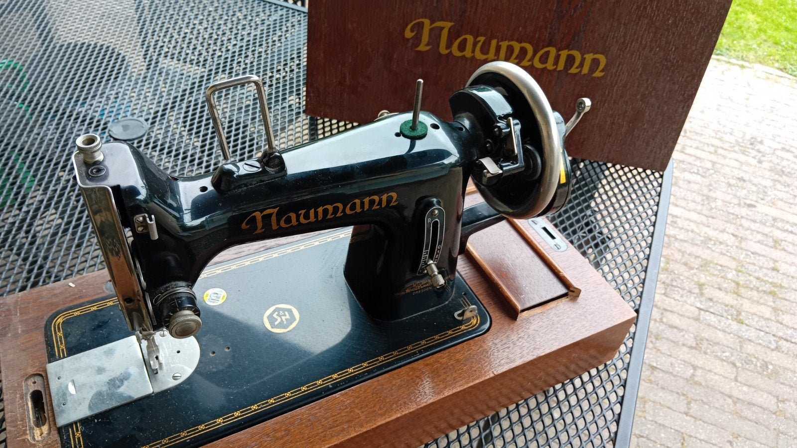 Antieke naaimachine Naumann, Ophalen