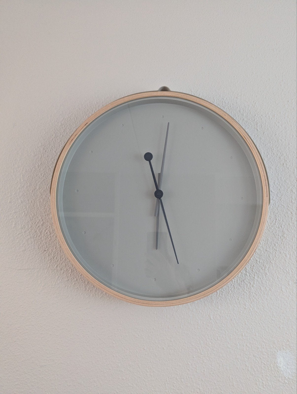 klok Ikea blauw/grijs hout, Huis en Inrichting, Woonaccessoires | Klokken, Ophalen, Zo goed als nieuw, Wandklok