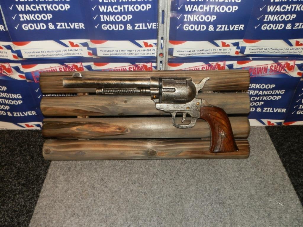 Wanddecoratie pistool op houten bord ., Ophalen of Verzenden, Nieuw