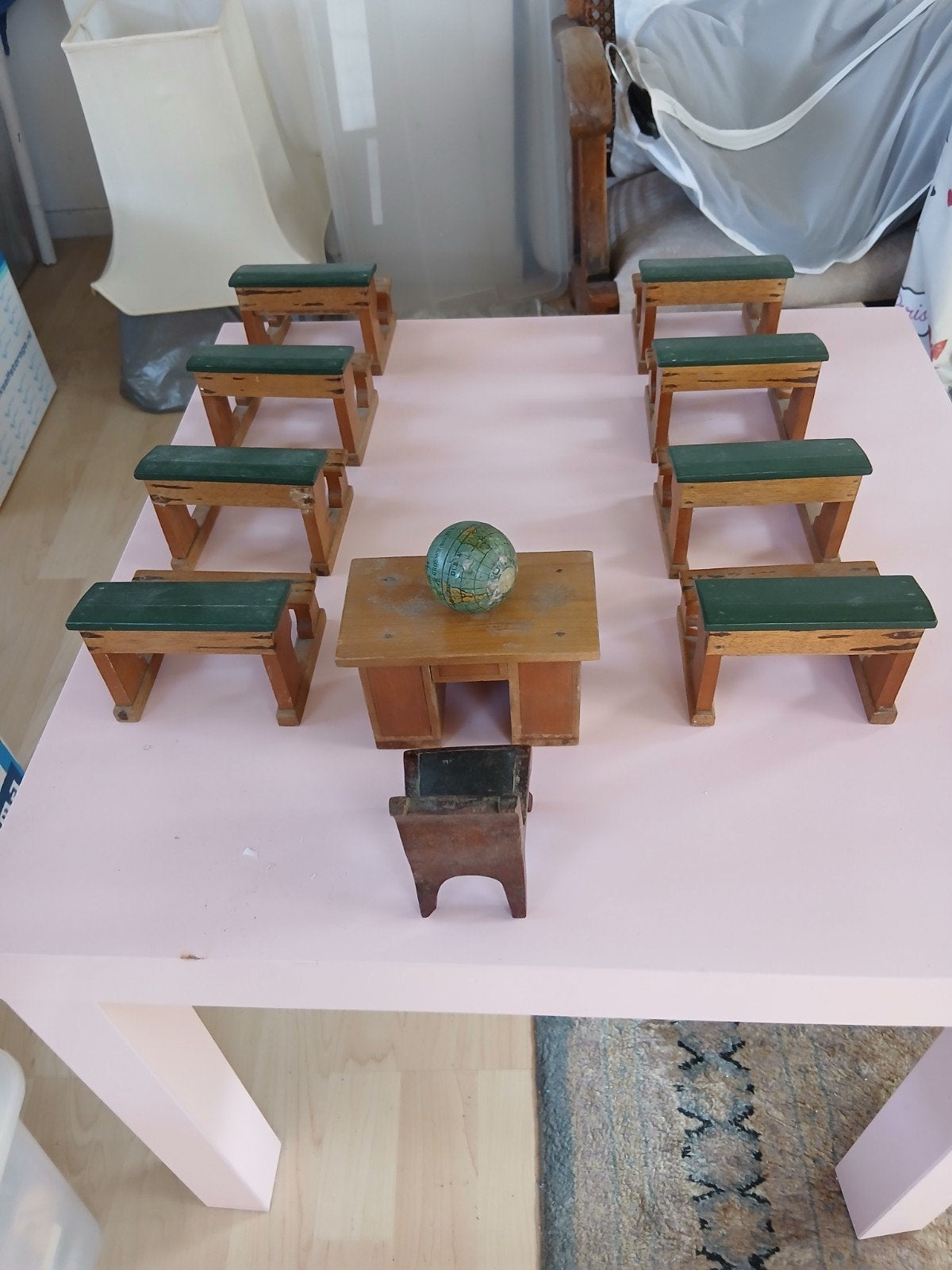 Vintage poppenhuis schoolklas set met 8 bankjes en lessenaar, Ophalen, Jongen of Meisje