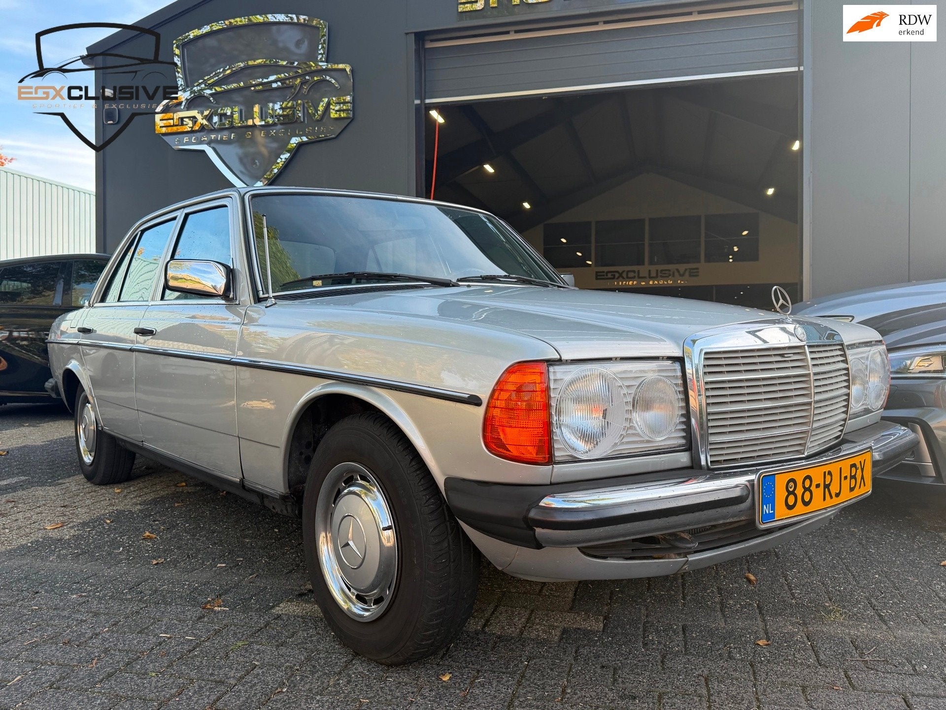 Mercedes-Benz 200-280 (W123) 300 D 5 cyl Automaat, Auto's, Achterwielaandrijving, Gebruikt, Leder, Sedan